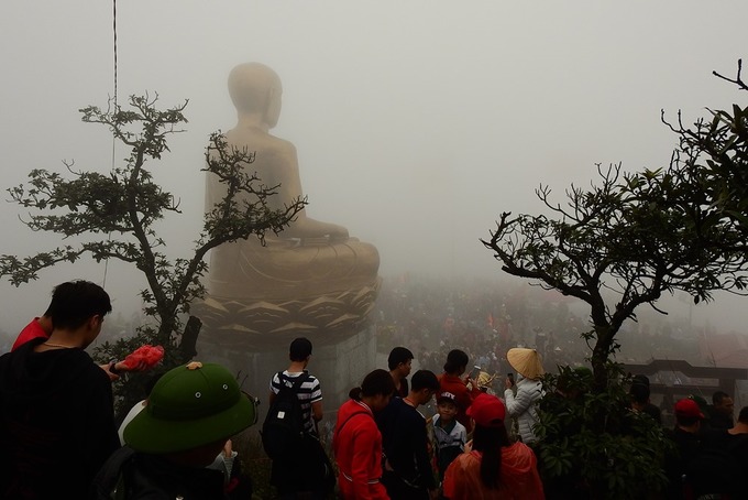 Hàng nghìn người trẩy hội Yên Tử trong sương mù